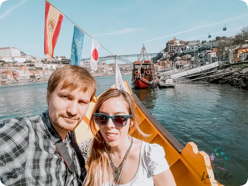Judit y Dani, selfie durante nuestro cruceros de los 6 puentes en Oporto