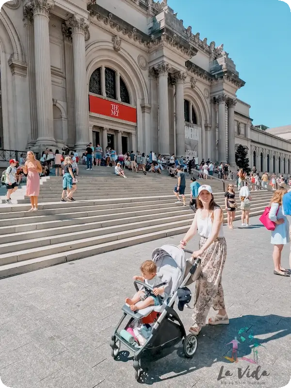 Judit con eric en el carrito en la Entrada MET Nueva York