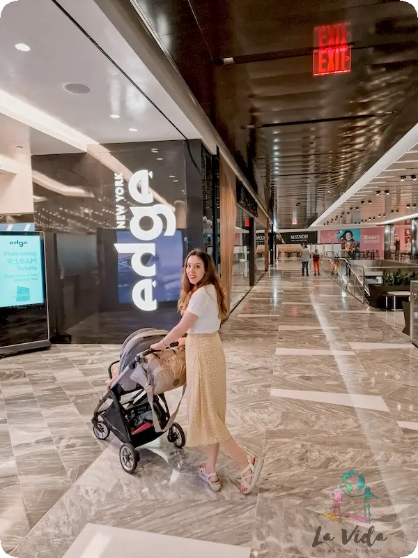 Entrada The Edge. Judit con el cochecito de Eric