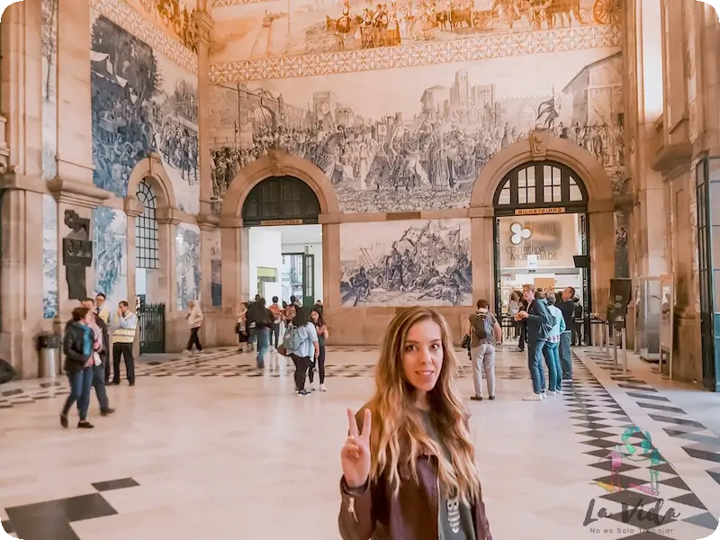 En el interior de la estación de tren de Sao Bento Oporto con sus mosaicos