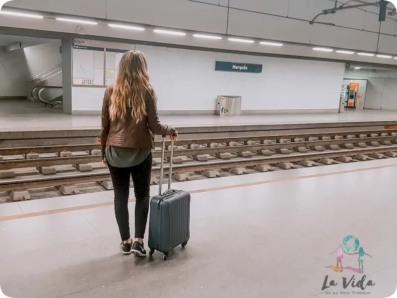 Judit en nuestro viaje a Oporto en la estación de metro