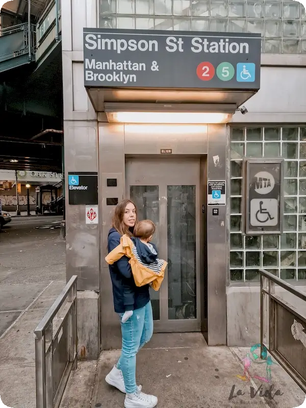 Ascensor metro Nueva York. Judit con Eric en brazos