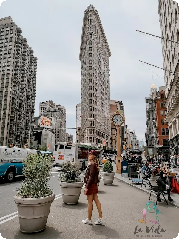 Judit con la foto típica del Flatiron Building