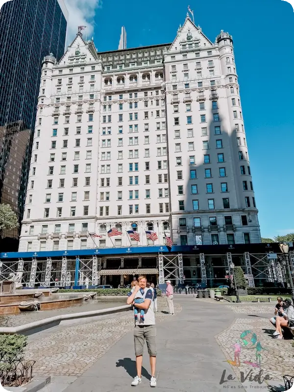 Dani con Eric en brazos delante del Hotel Plaza de Nueva York