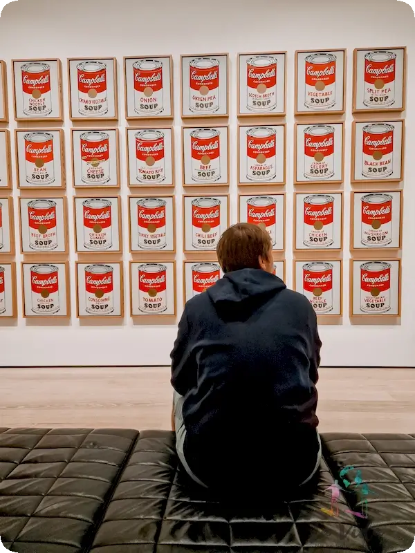 Dani contemplando Lata de Sopa Campbell, Andy Warhol