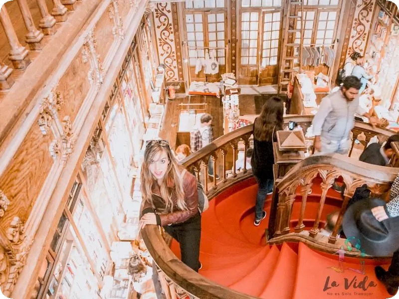 Nuestra visita a la libreria Lello e Irmao de Oporto. Judit en las escaleras