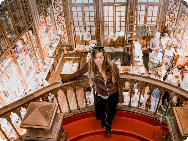 Judit en las escaleras de la Librería Lello e Irmao en Oporto