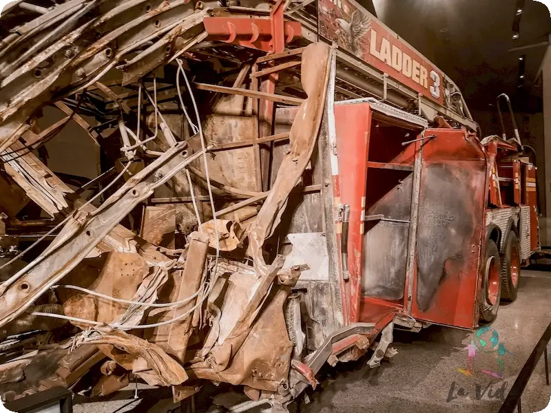 Coche bomberos destrozado en el 11s