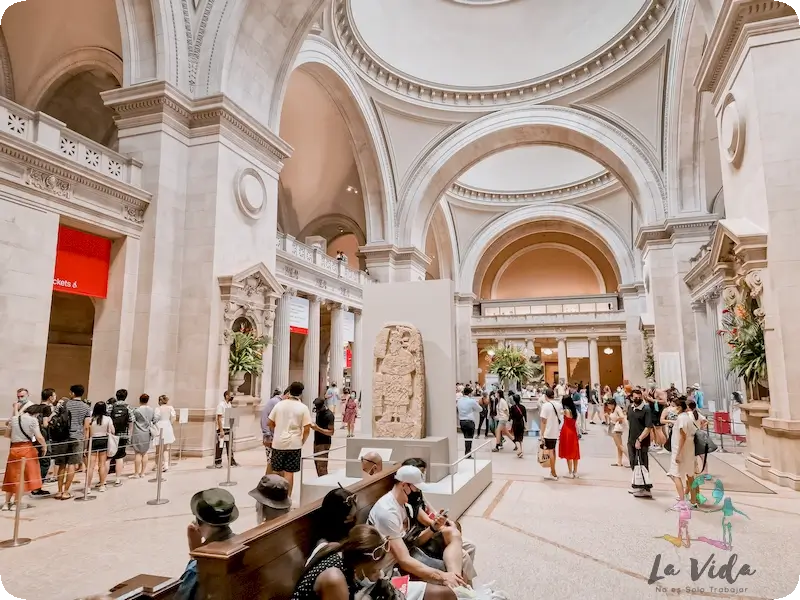 Uno de los grandes halls del MET