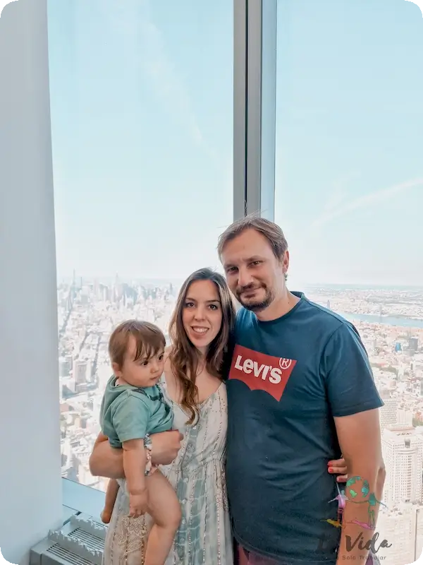Disfrutando de las vistas en familia en el One World Observatory