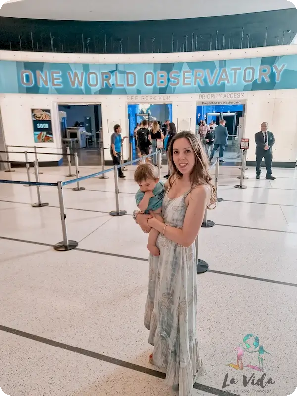 Judit con Eric en brazos (10 meses) Entrada al One World Observatory