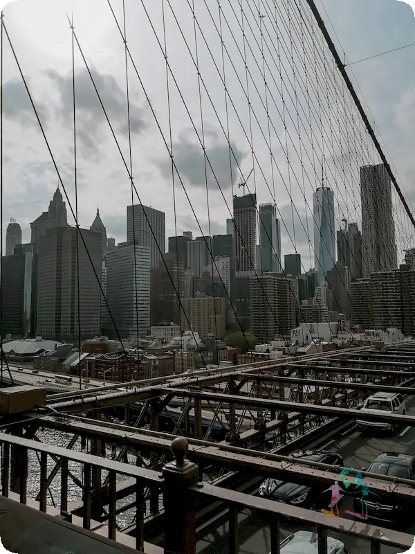 Estructura caminando por el Puente Brooklyn