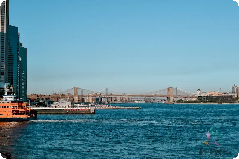 Puente Brooklyn Nueva York desde el agua
