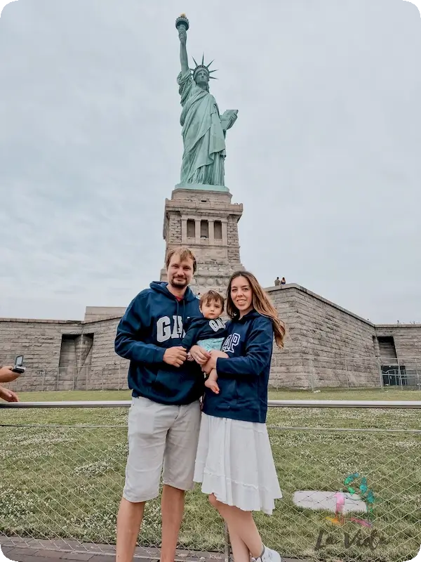 Estatua libertad en Nueva York, visita en familia