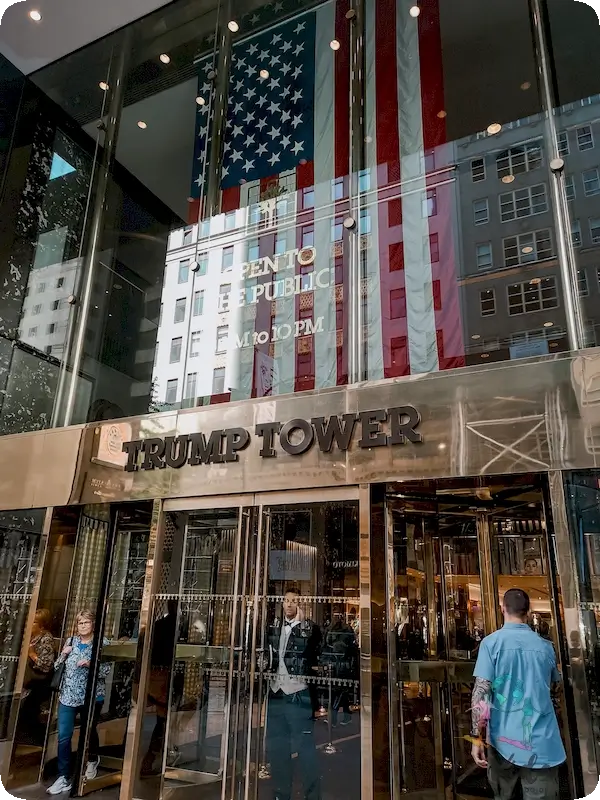 Trump Tower entrada en la Quinta Avenida de Nueva York