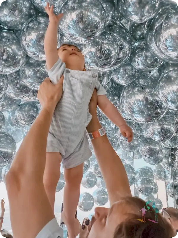 Eric en la Sala de los Globos del Sala Globos - The Summit One Vanderbilt Nueva York