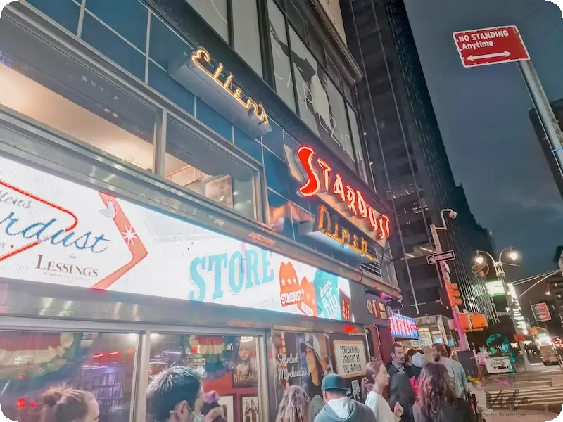 Entrada Ellen's Stardust Diner Nueva York y su cola