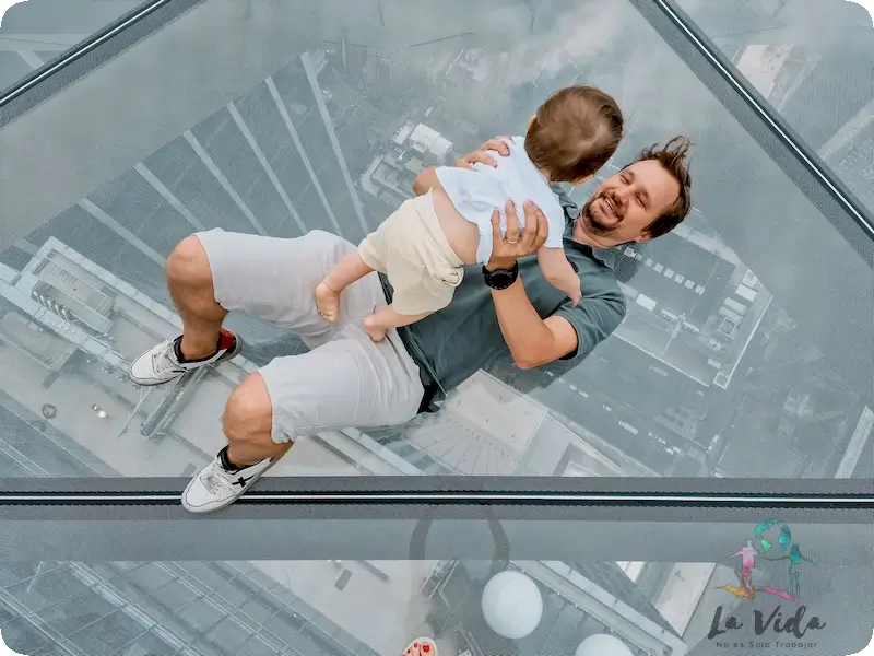 Dani jugando con Eric - Suelo cristal The Edge Nueva York 