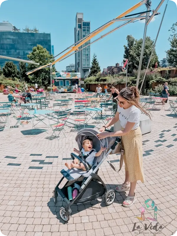 Judit con Eric en el carrito en The Play Ground Little Island