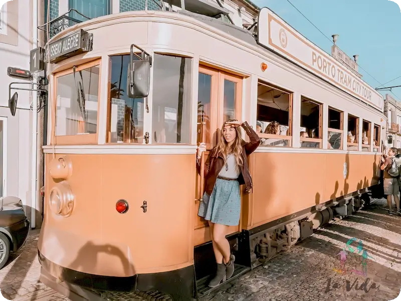 Tranvía amarillo en Oporto, foto de postureo de Judit