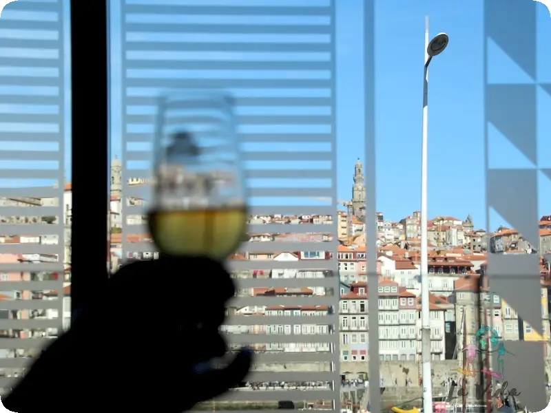 Copa de vino con Oporto al fondo Porto Cruz