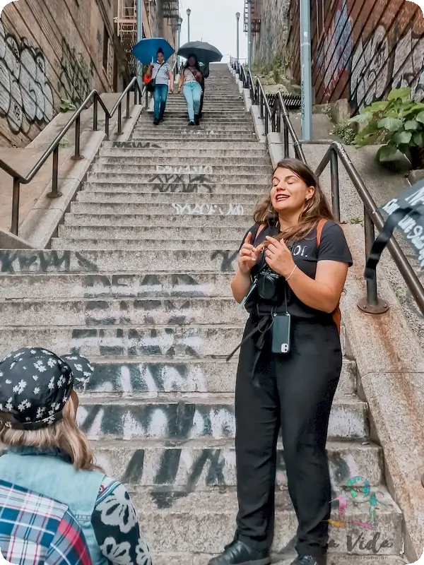 Nuestra guia Cristina en el Bronx: escaleras del Joker
