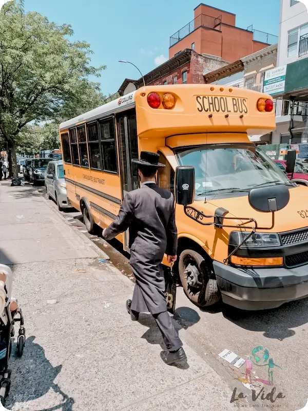 Williamsburg, ortodoxo junto a un autobus escolar