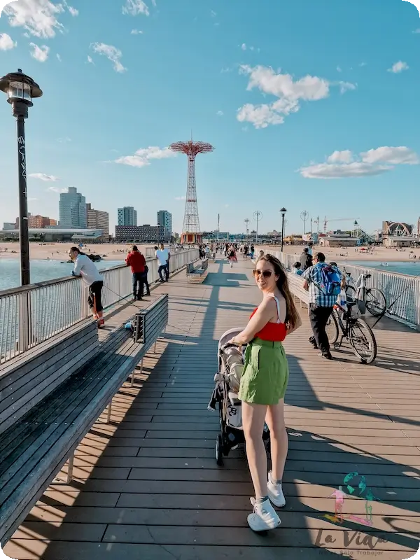 Paseando con carrito en muelle Steemlechase 