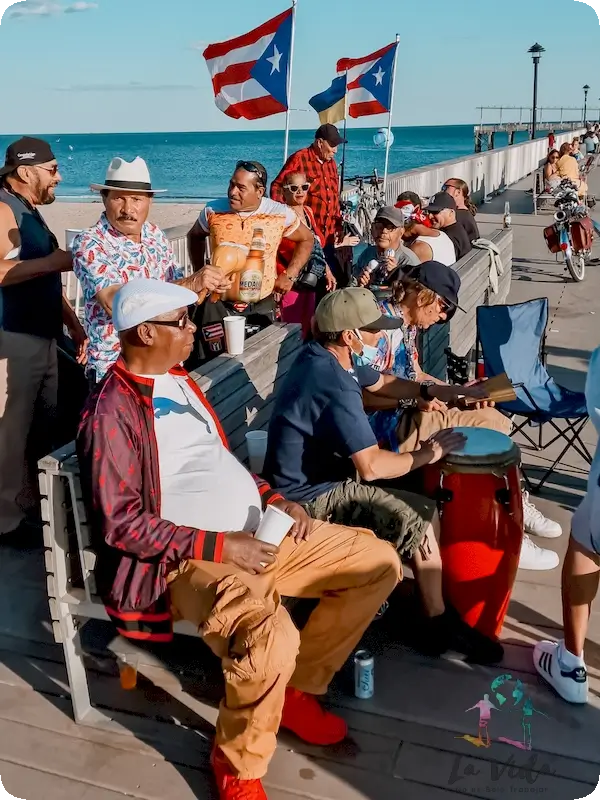 muelle Steemlechase. Ambiente de cubanos y puertorriqueños que animan Coney Island