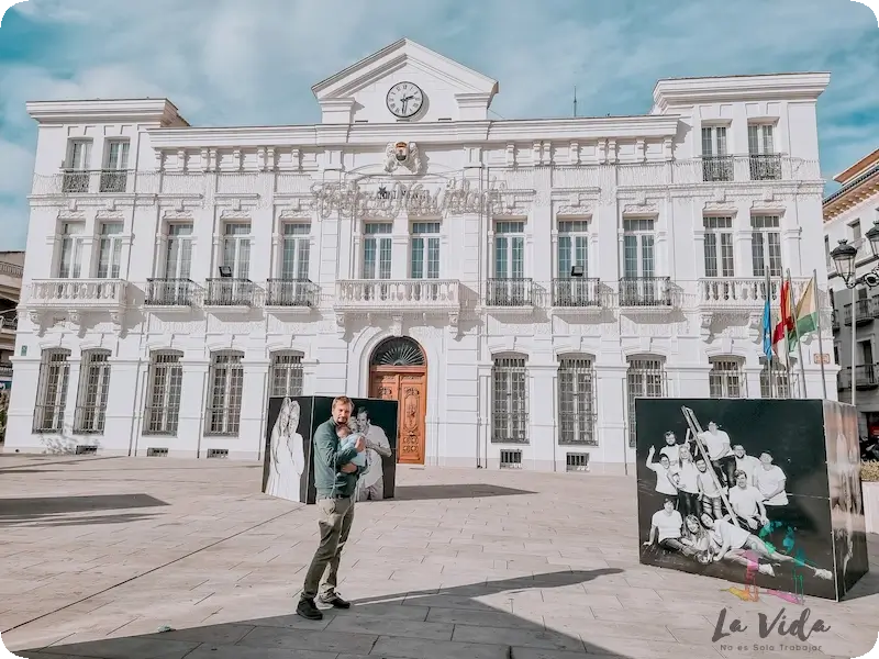 Que ver en Tomelloso. Foto de Dani con Eric en brazos en el Ayuntamiento