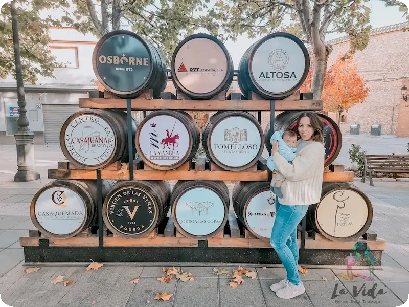 Escultura con barriles con las principales Bodegas de Vino Tomelloso 