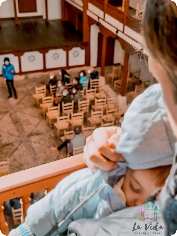 Eric durmiendo en la visita guiada al Corral de Comedias de Almagro. Se ve el escenario en el piso de abajo