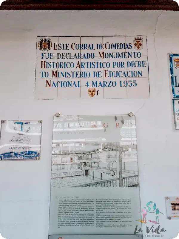 Entrada Corral de Comedias Almagro: mosaico con una inscripción