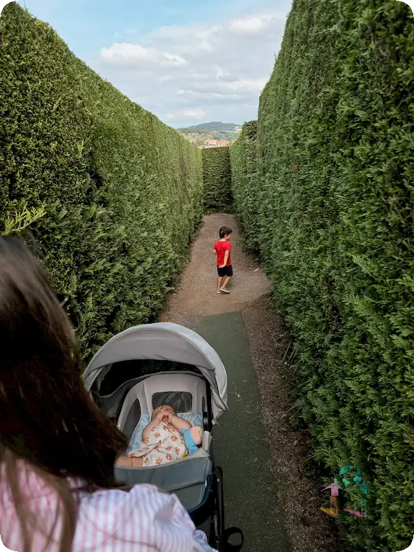 Recorriendo con carrito el interior del Laberinto de Villapresente