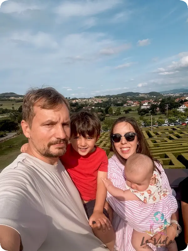 Foto familiar desde la torre tras superar el Laberinto de Villapresente