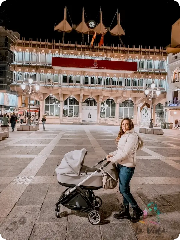 Judit con Eric en el carro en la Plaza Mayor Ciudad Real